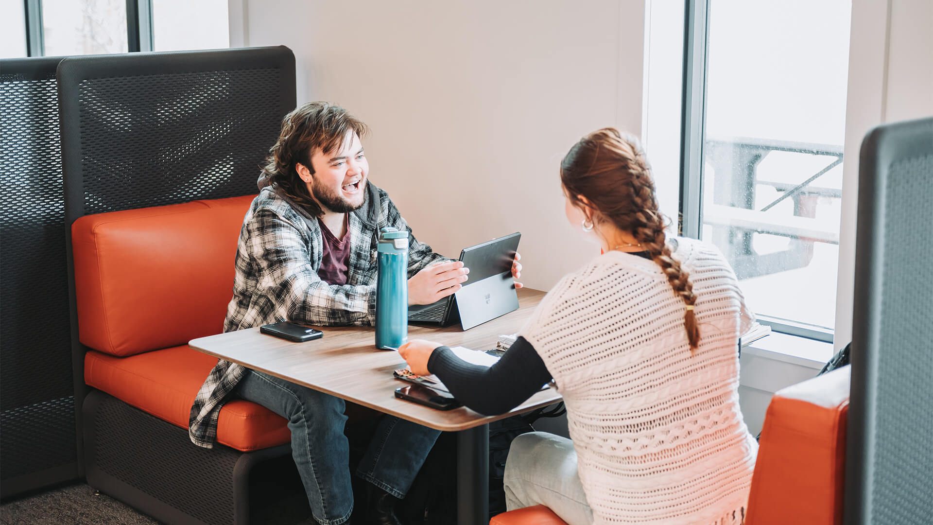 Peopl sitting at a table in a library